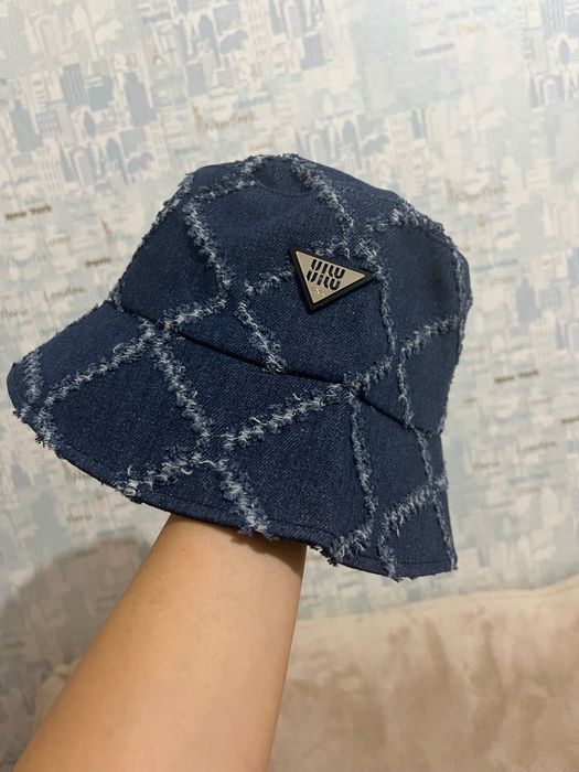 Модерни чисто нови  шапки