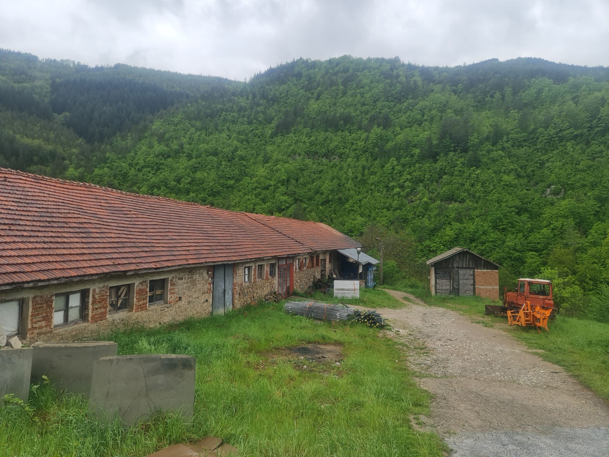 Продавам УПИ 4500 кв.м. на 18 км.от гр.Смолян посока гр.Рудозем