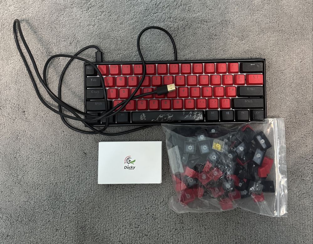 Ducky Mecha Mini 60% – за ремонт/части + custom keycaps.