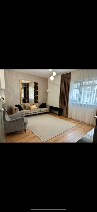 Canapea de lux InterMobili din catifea – 3 locuri, stare excelentă