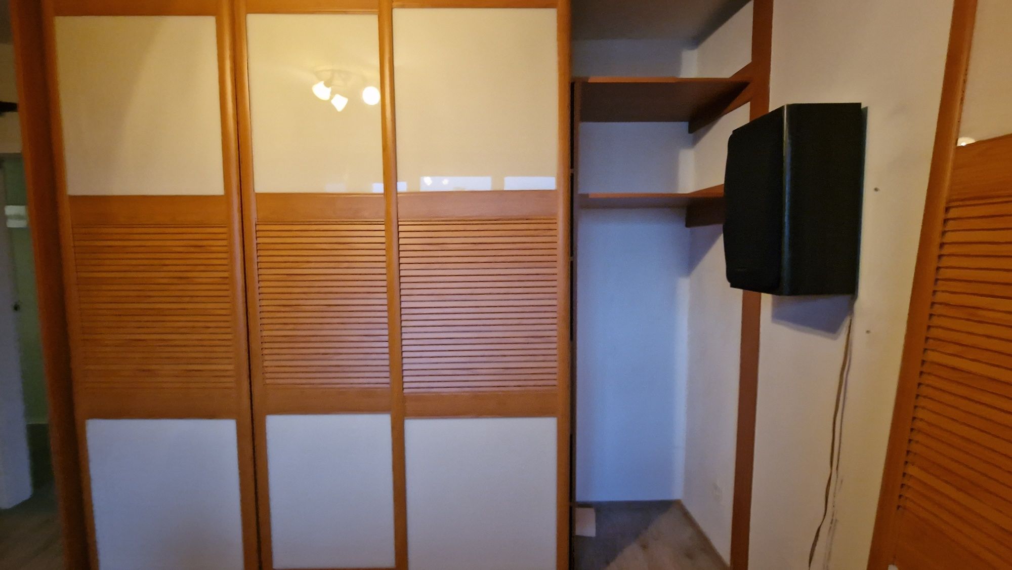 Гардероб е 3м(дължина) на 2,50м (височина).