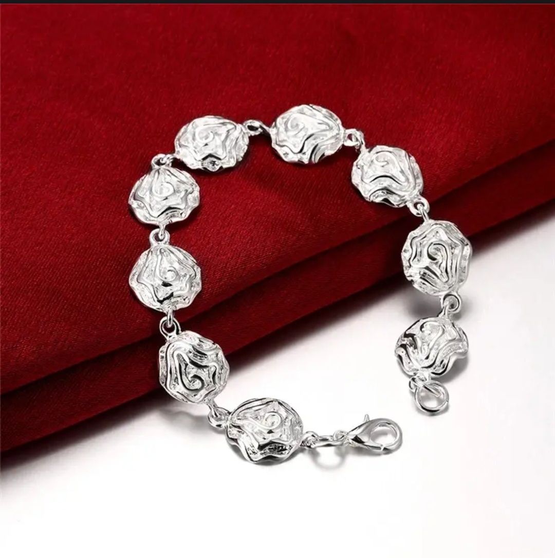 Серебряный комплект у каждого из них есть проба 925