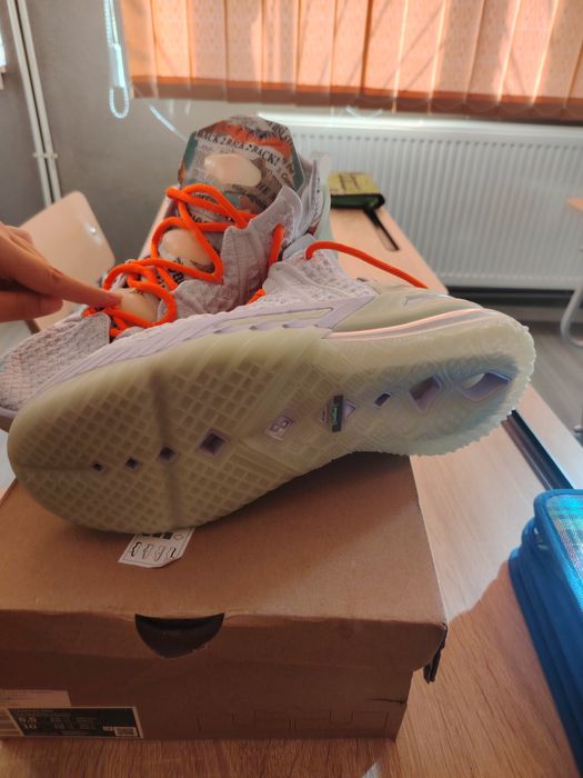 Vând Nike lebron XVIII