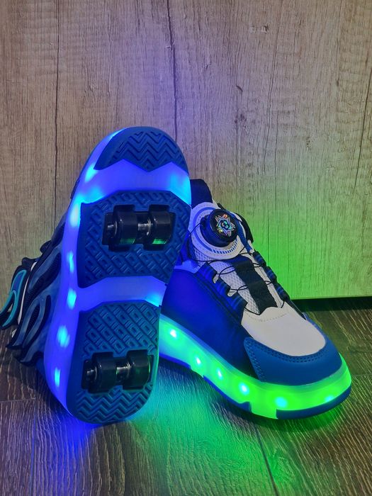 teniși adidasi cu role și leduri