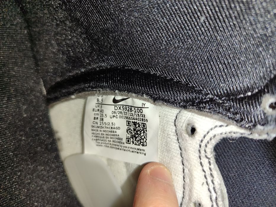 Nike W Dunk High SE 40
White/ White/ Mettalic Silver
White/ White/