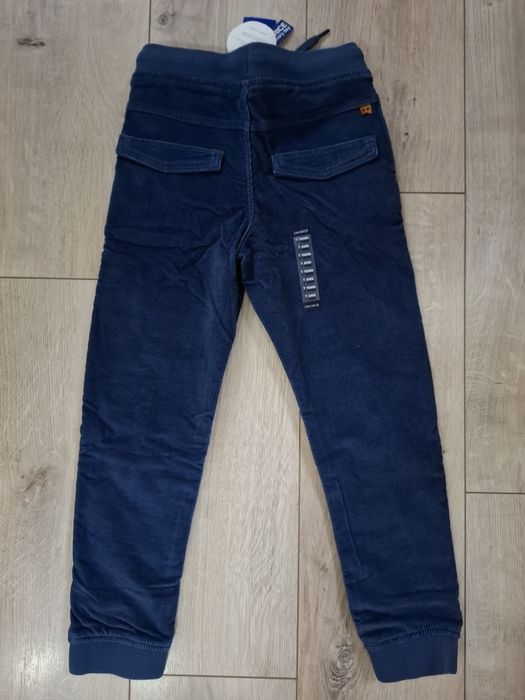 Нов панталон от кадифе на Okaidi, размер 7г. (122)