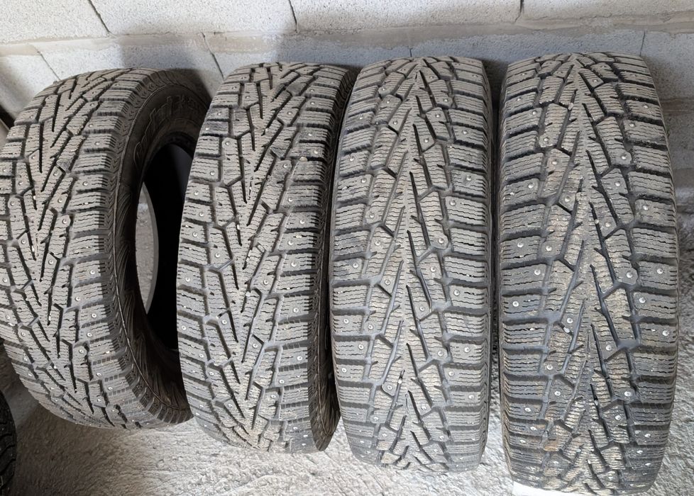 Продам шипованные шины 215/65 R16