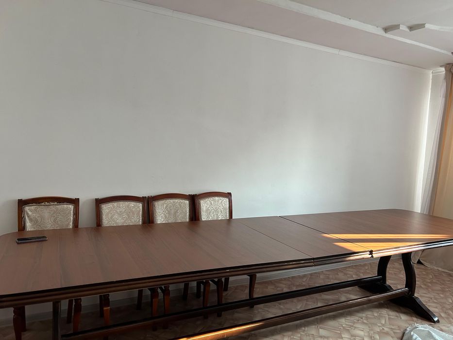 Стол со,12 стулями.