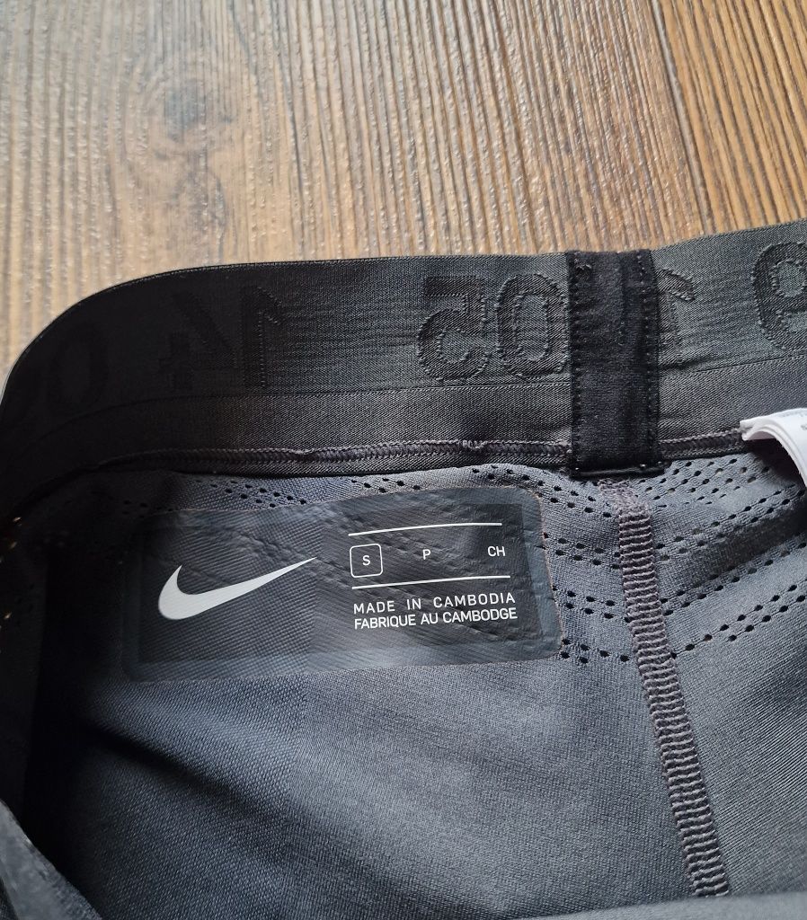 Страхотни мъжки  къси шорти с клин NIKE размер  S