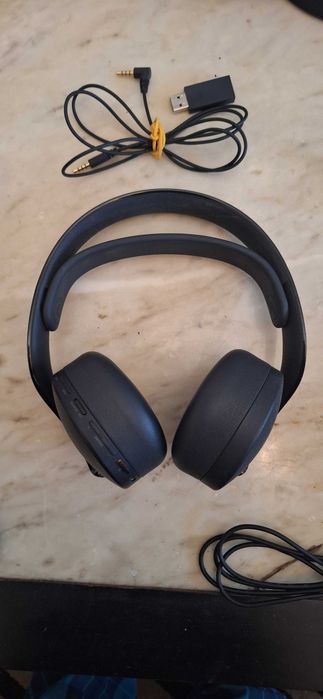 PS5 конзола + PULSE 3D слушалки + DualSence зареждаща станция