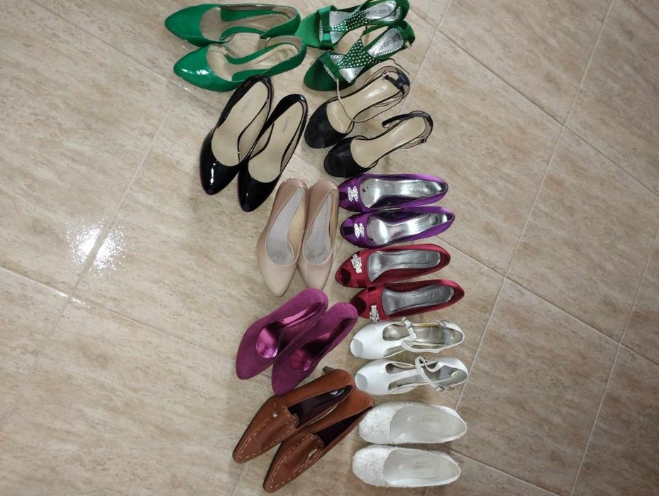 Vând rochii și pantofi pt ocazii speciale