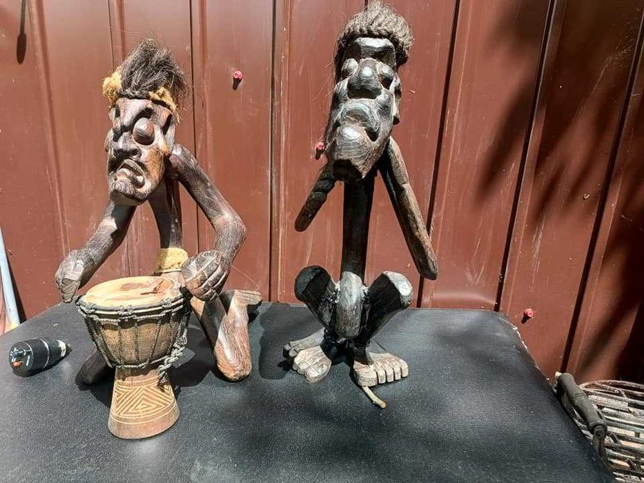 Doua statuete din lemn