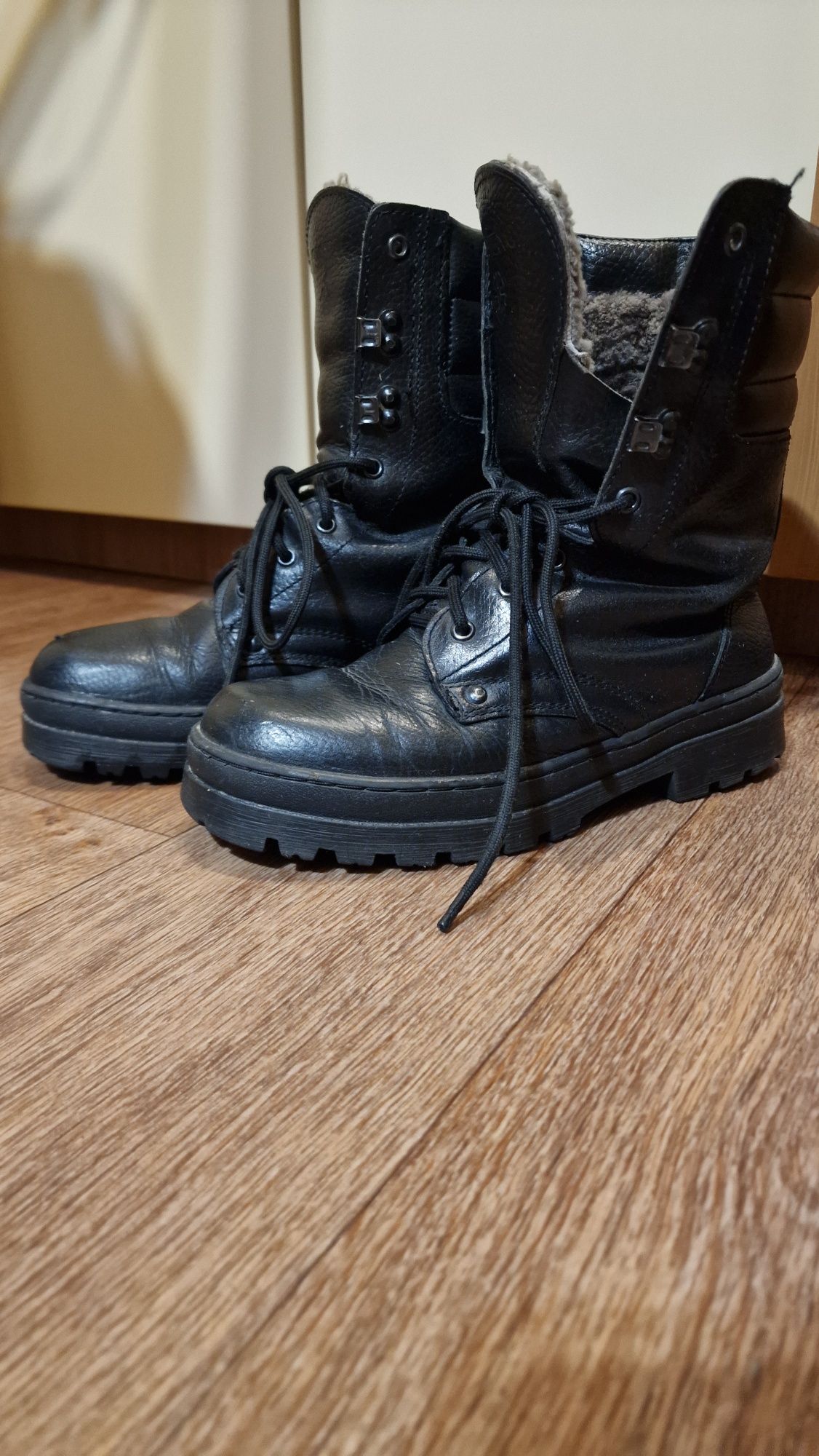 Продам берцы 2 пары 38 размера