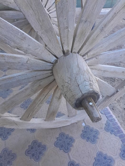 Старинный колесо от арава