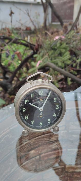 Doua ceasuri de masă vechi