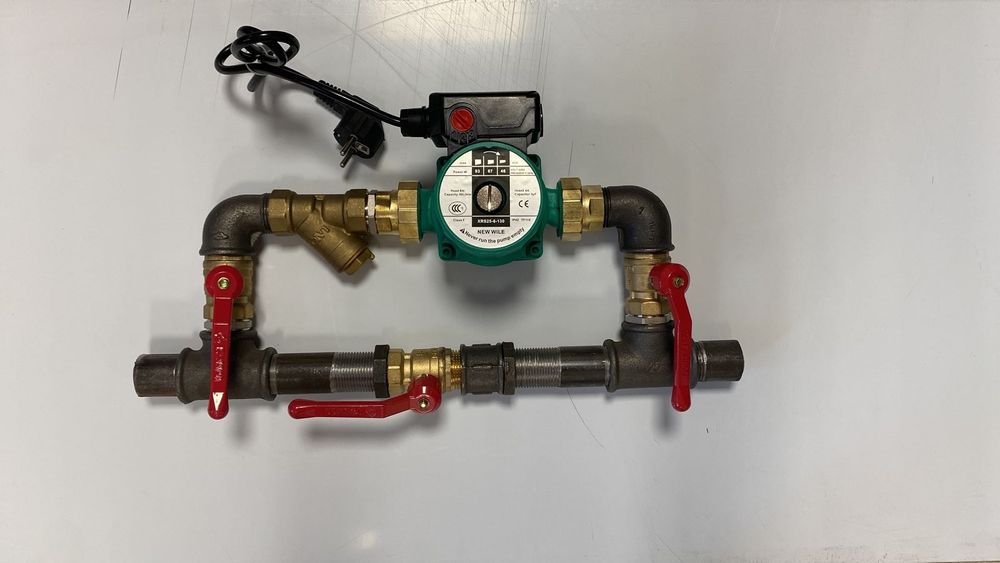 Дымоход. Циркуляционные насосы.  Готовая насосная сборка. Байпас