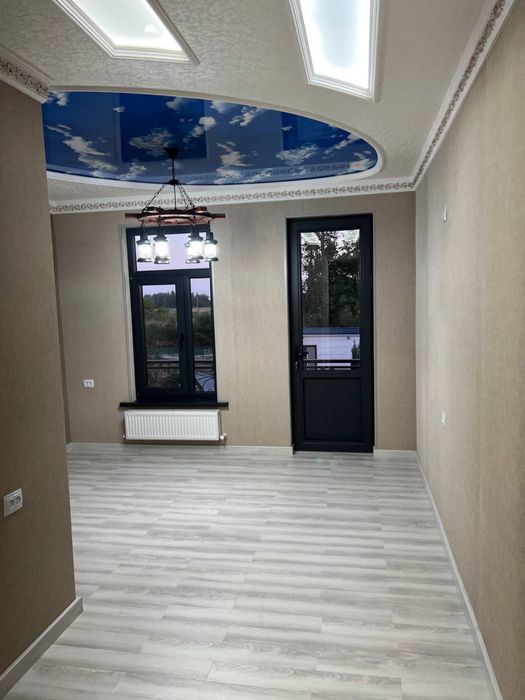 Продаётся участок в поселке Улугбек, вдоль речки.