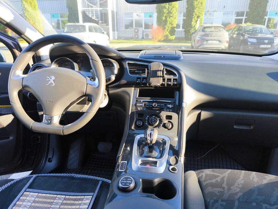VÂND: PEUGEOT 3008 hybrid,
MOTOR 2000 cc ;Putere 200 CP
Fara accidente