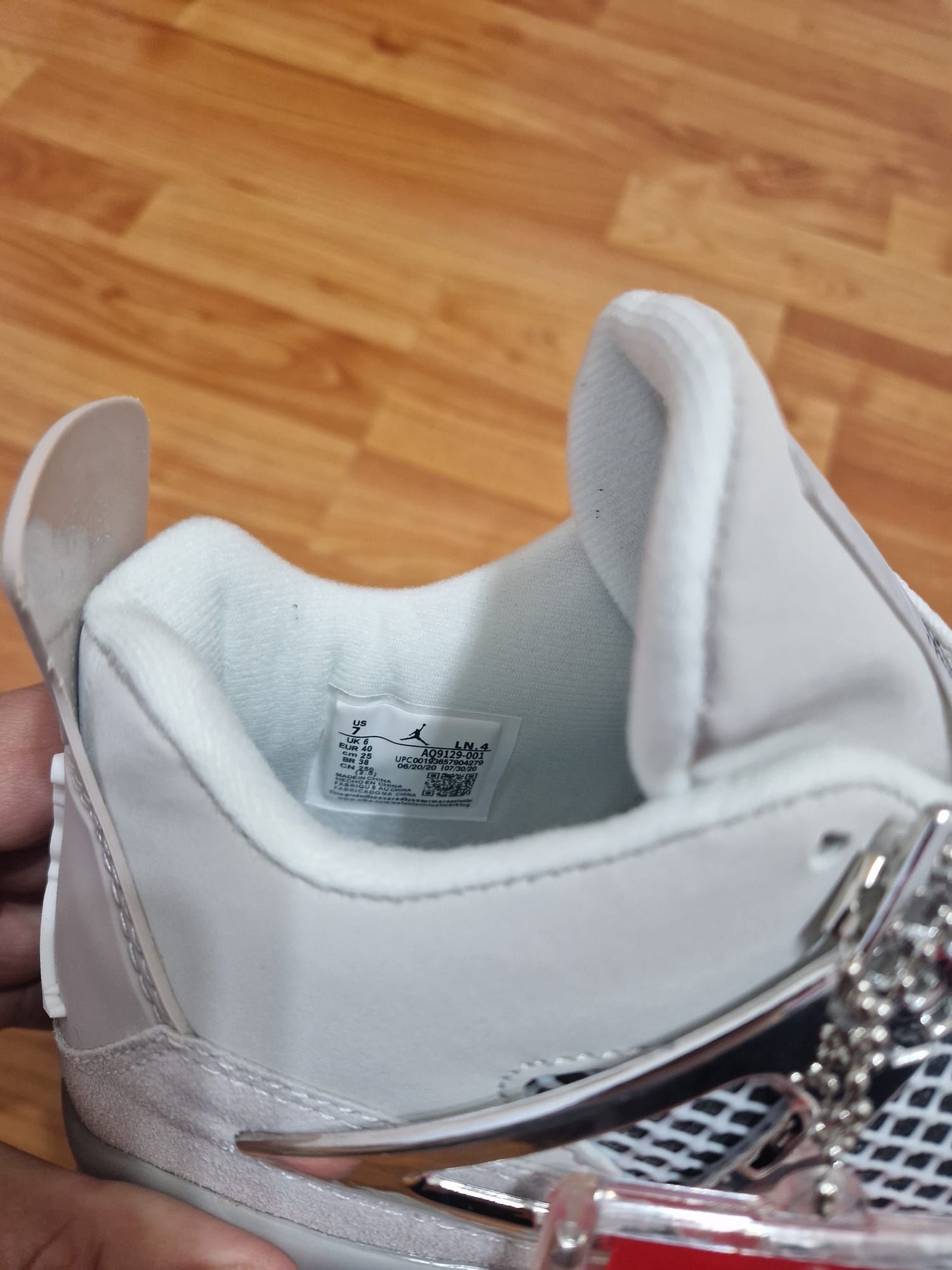 Adidași jordan patru frozan moment