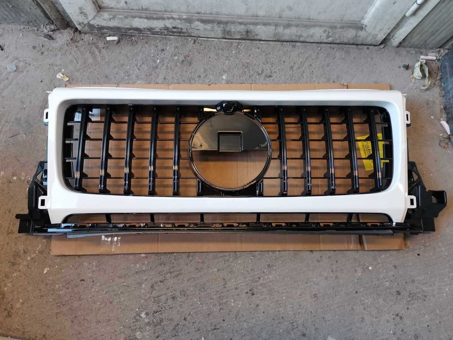 Предна решетка за Мерцедес G-class W464 бяла с черни ленти
