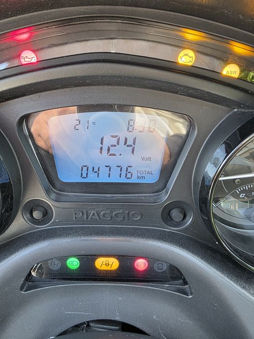 Scuter Motocicleta Piaggio MP3 300 cm se conduce cu categoria B