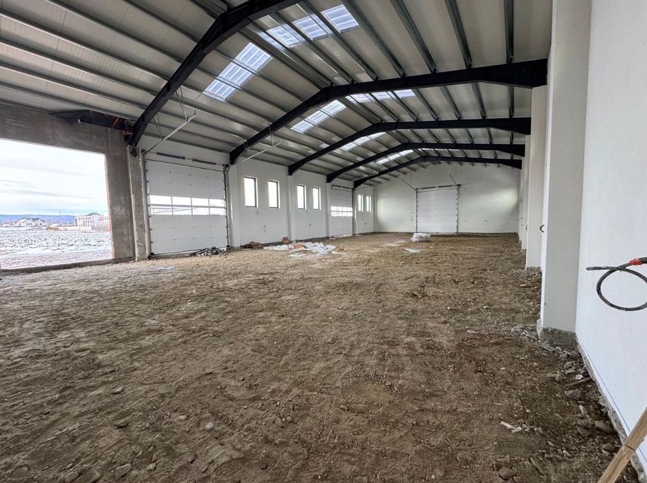 De închiriat 3 spații de 200m2 și hala de 450m2