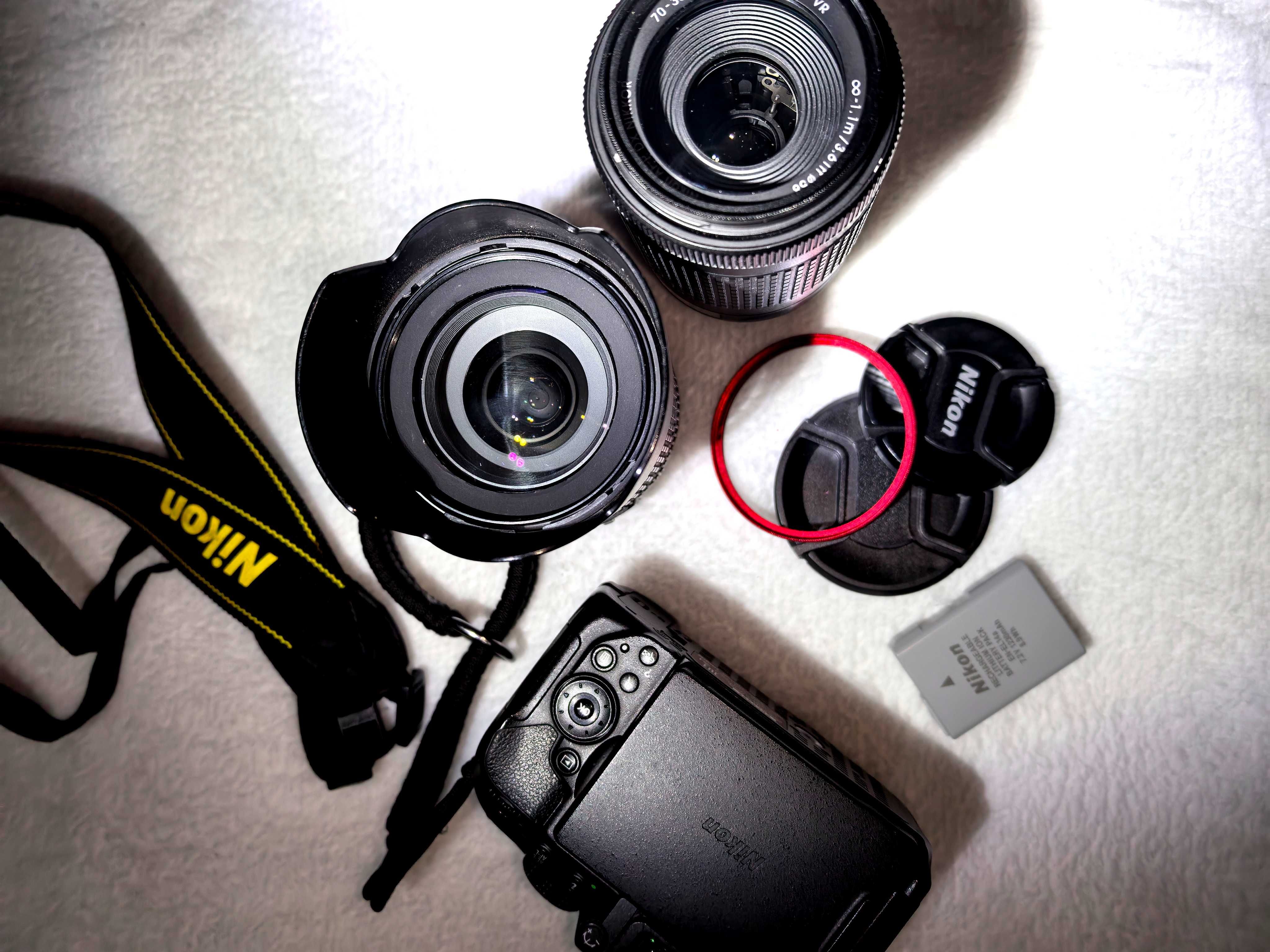 Тяло Nikon D5300 с два обектива