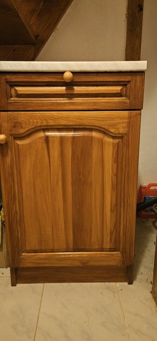 Продавам шкафче от чам