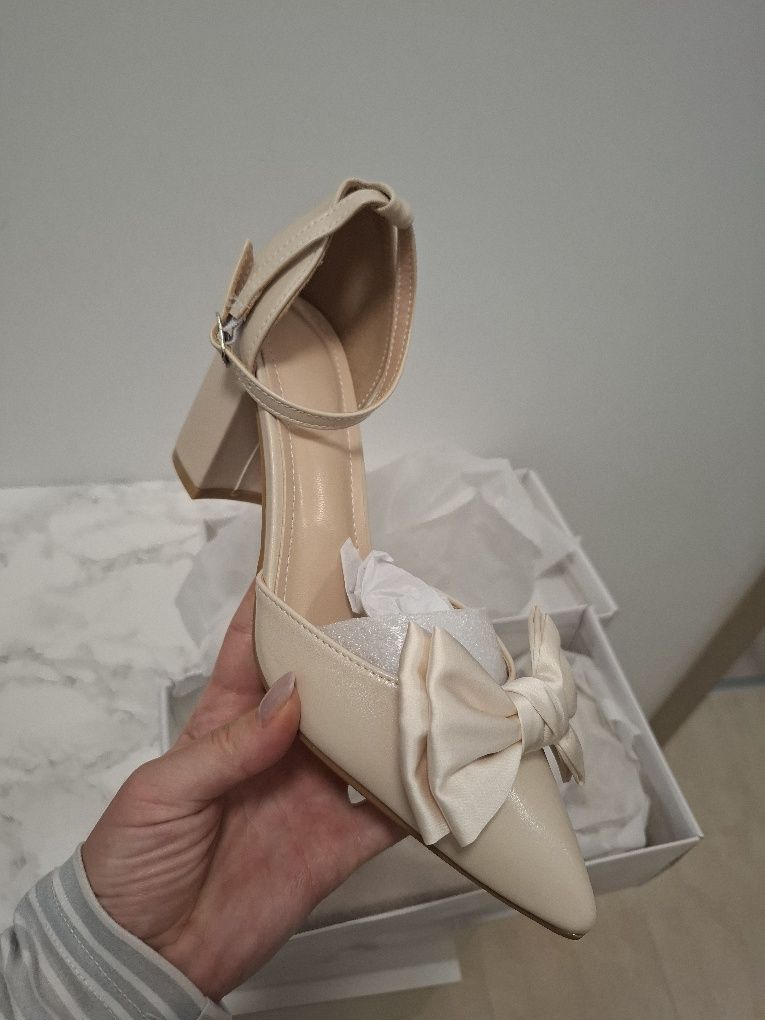 Pantofi cu toc / bej