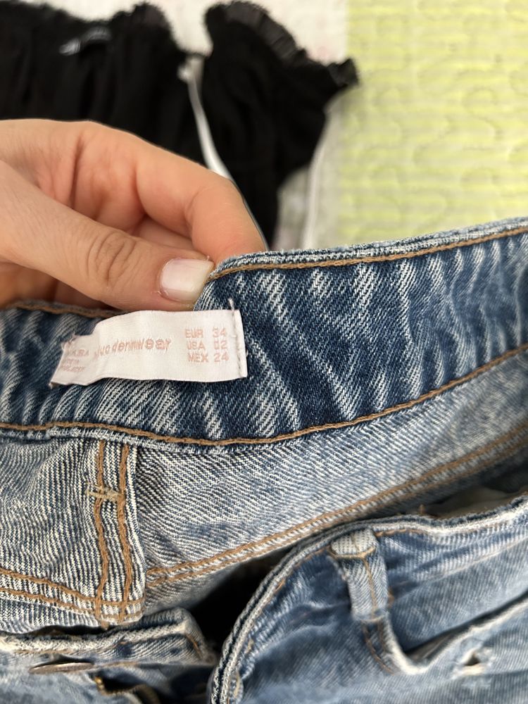 Потник, къси дънкови панталони, чанта и колан всичко е от Zara