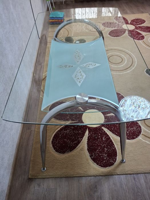 Продам стеклянный стол