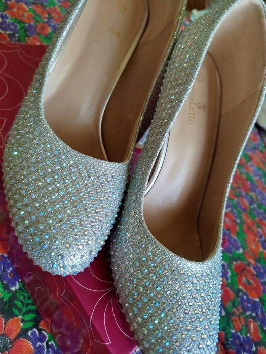 Oq toshli tufli 39-40razmer