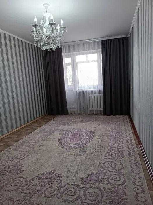 Продам 2 комнатную квартиру 6 микрорайон средний этаж не угловая