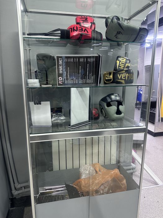 Стеклянная витрина, шкаф