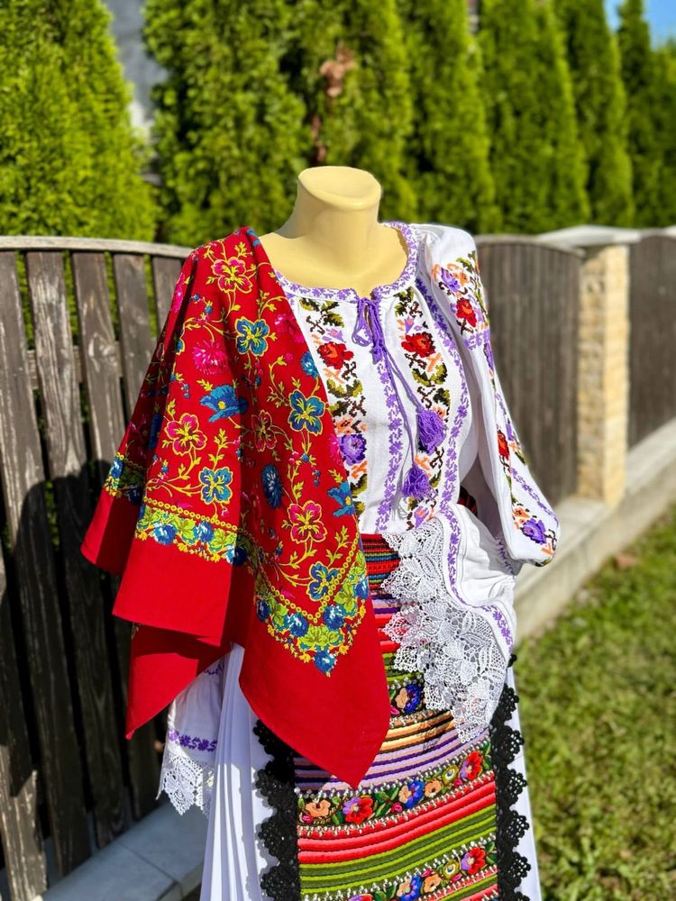 Costum popular românesc cusut manual – piesă unicat