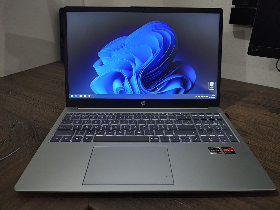 Vând Laptop HP 15-fc0018nq