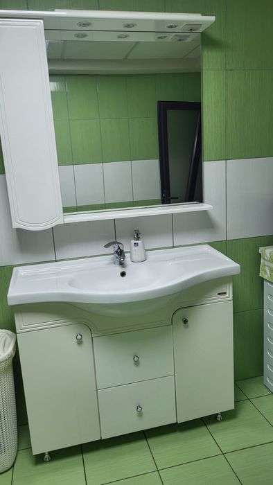 Vand mobiler baie  104 x86 cm , oglinda 96x90 cm