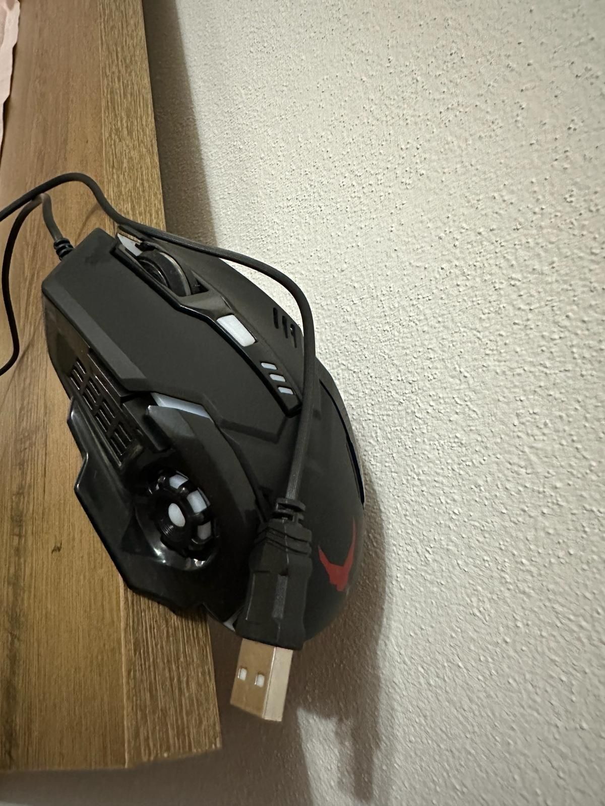 Mouse gaming cu fir