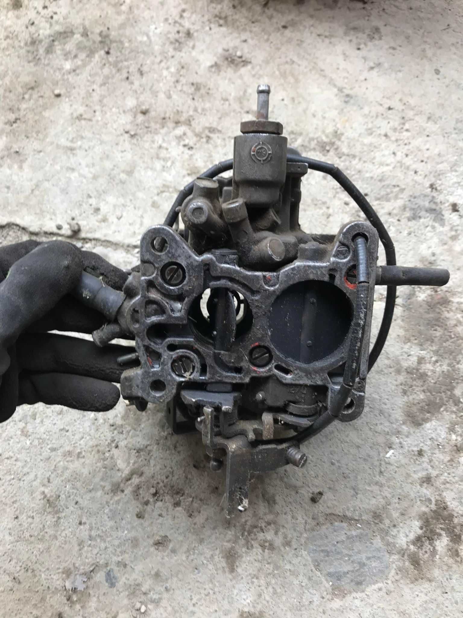 Carburator dublu corp