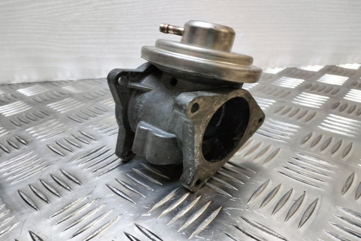 Supapa EGR cod 038129637D 038129637D Volkswagen VW Passat B6 seria