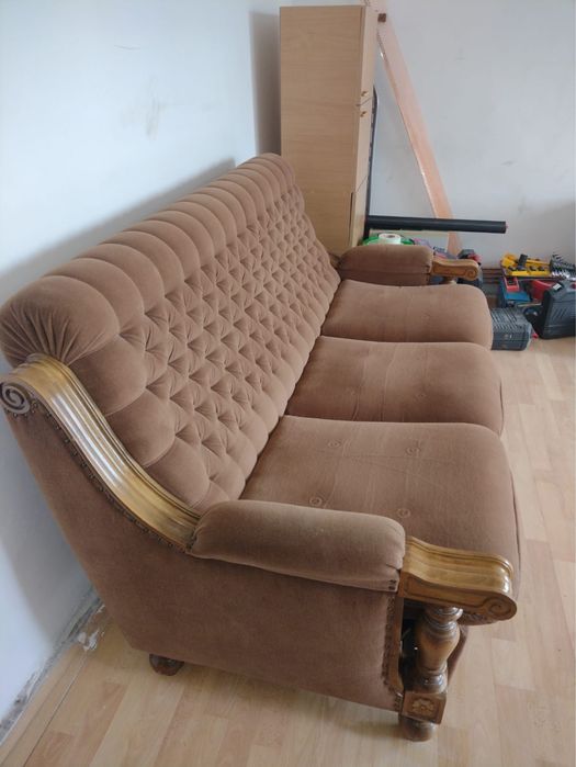 Set living din lemn masiv și catifea – canapea extensibilă + 2 fotolii