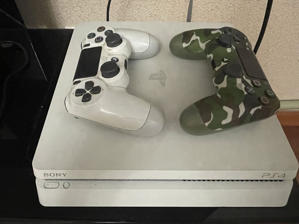 Продаю приставку slim PS4