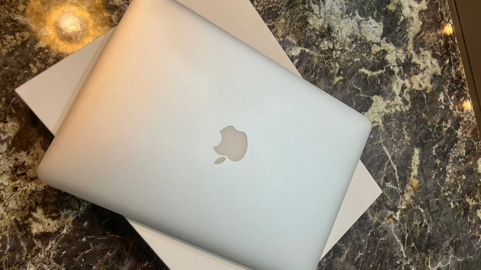 Macbook Air 13 2017 года (в идеальном состоянии)