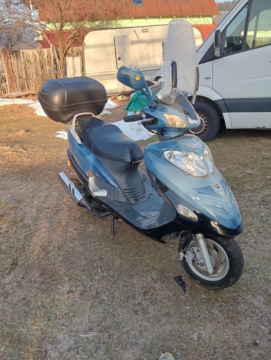 Scuter 125cc motor pe benzină