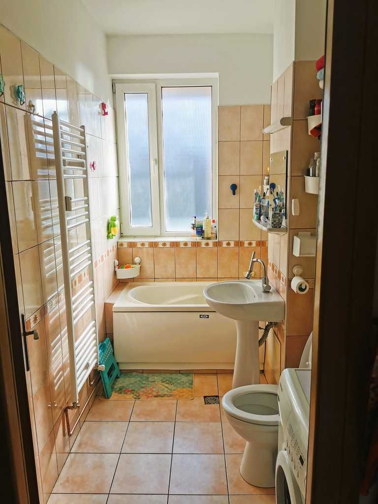 Vând apartament 40 mp, cartier Gruia + garaj individual la demisol