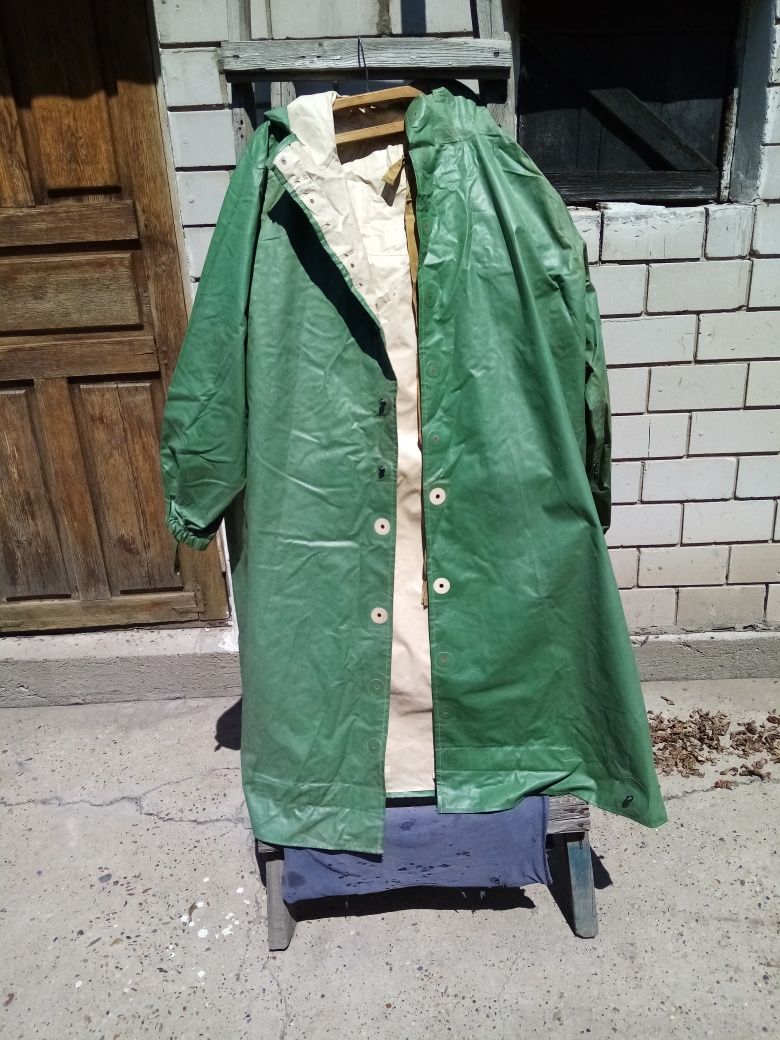 Защитные сапоги и плащ