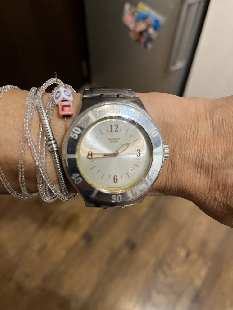 Часовник Swatch, точен е
