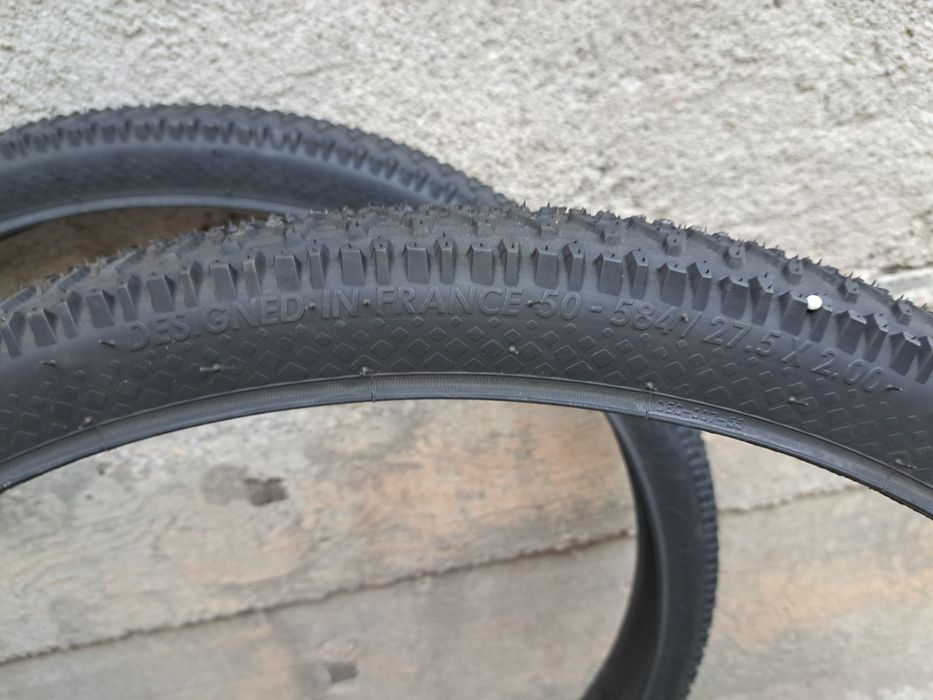 Doua anvelope de bicicleta noi noute nu au atins asfaltul deloc