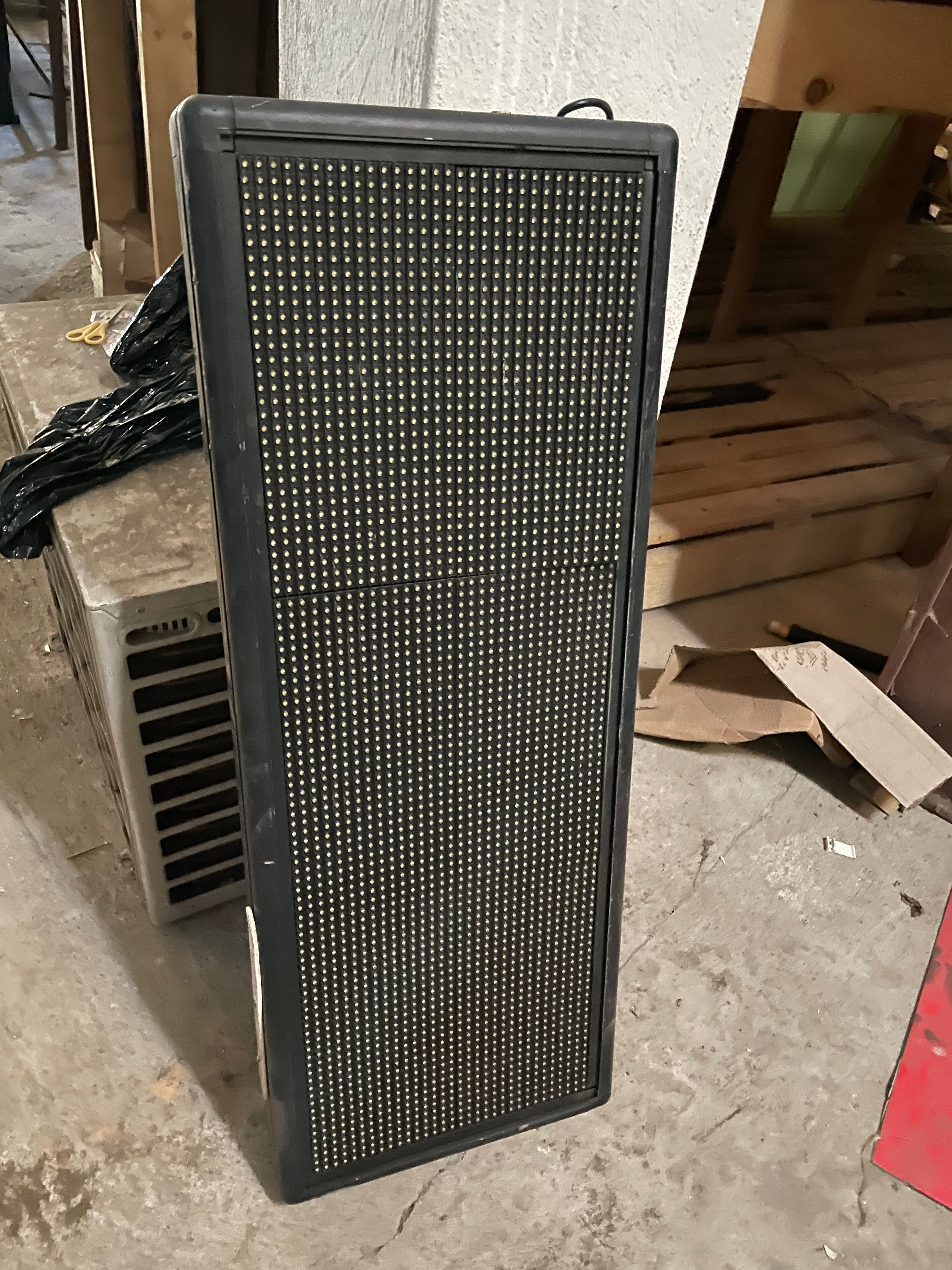 Reclama luminoasa de exterior tip panou cu LEDuri