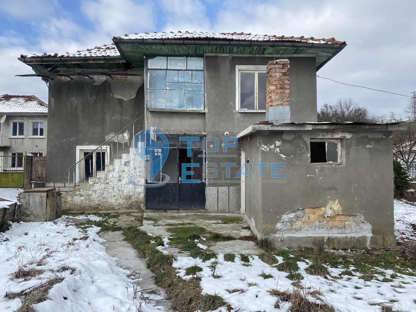 Двуетажна тухлена къща с кладенец в село Музга, област Габрово